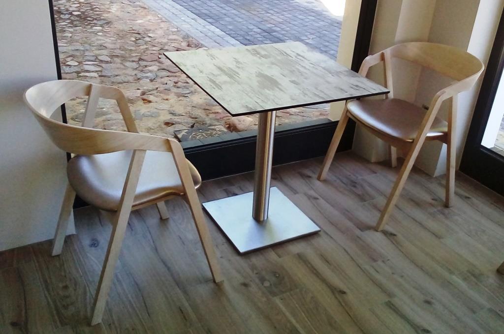 stolik do kawiarni z blatem z laminatu kompaktowgo
